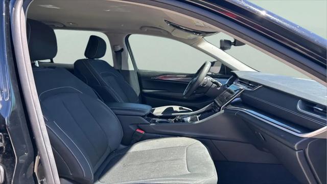 2023 Jeep Grand Cherokee Laredo 4x4