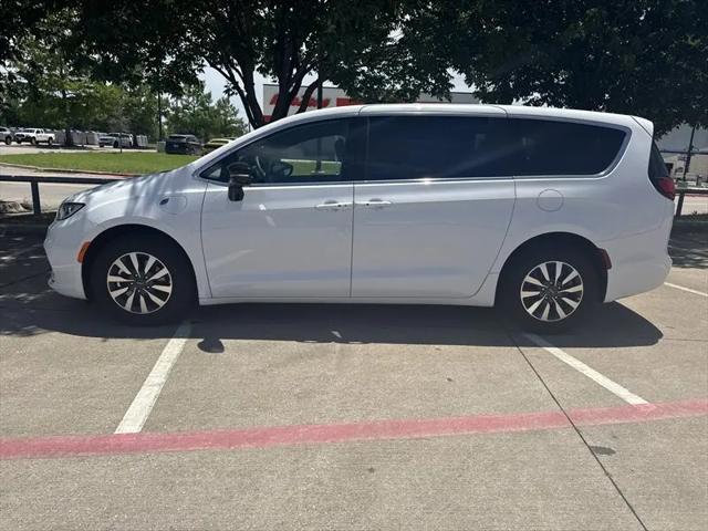 2025 Chrysler Pacifica Hybrid Select