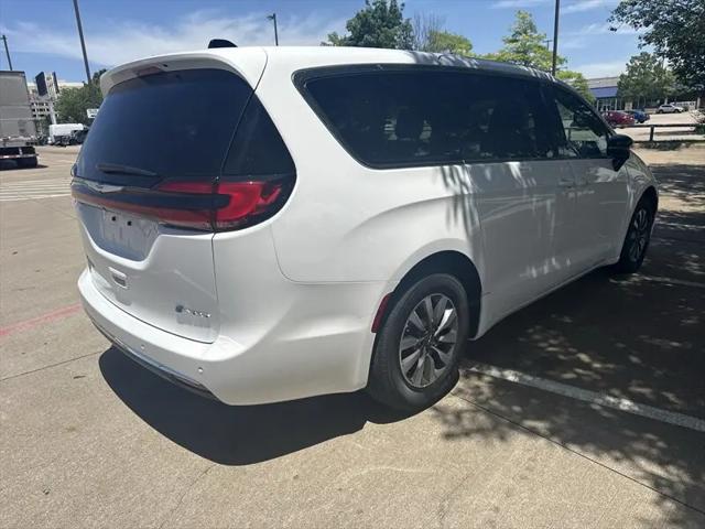 2025 Chrysler Pacifica Hybrid Select