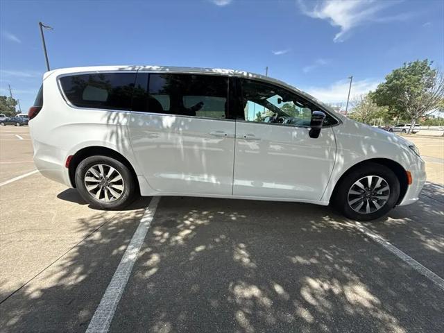2025 Chrysler Pacifica Hybrid Select