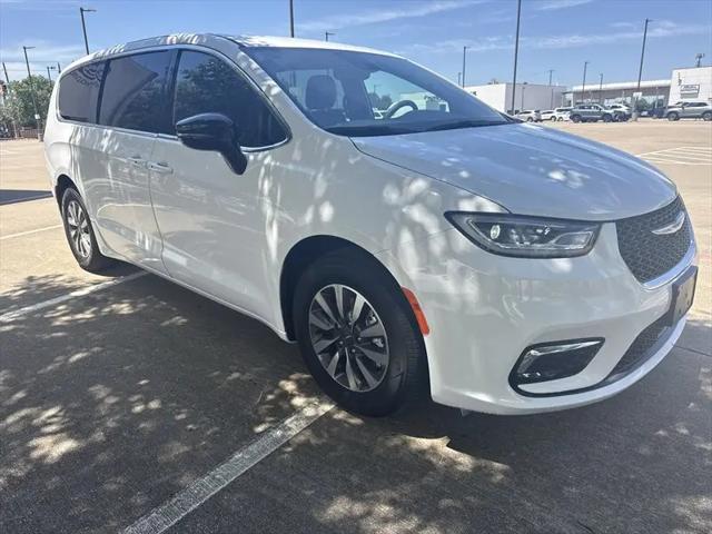 2025 Chrysler Pacifica Hybrid Select
