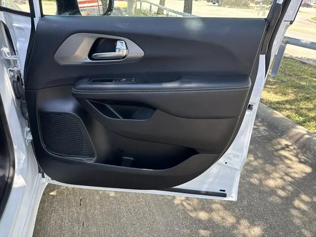 2025 Chrysler Pacifica Hybrid Select