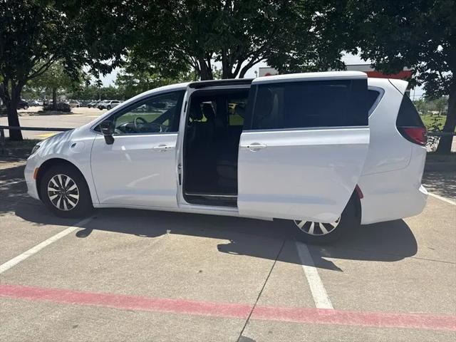 2025 Chrysler Pacifica Hybrid Select