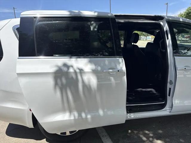 2025 Chrysler Pacifica Hybrid Select