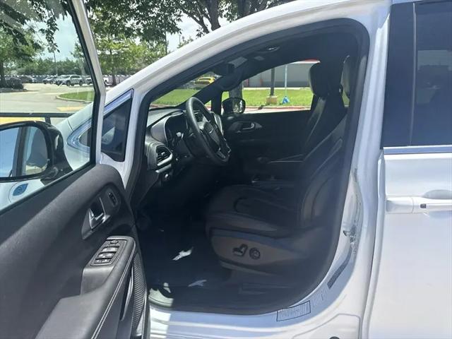 2025 Chrysler Pacifica Hybrid Select