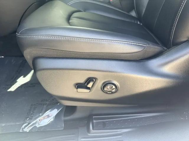 2025 Chrysler Pacifica Hybrid Select