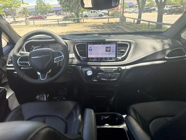 2025 Chrysler Pacifica Hybrid Select