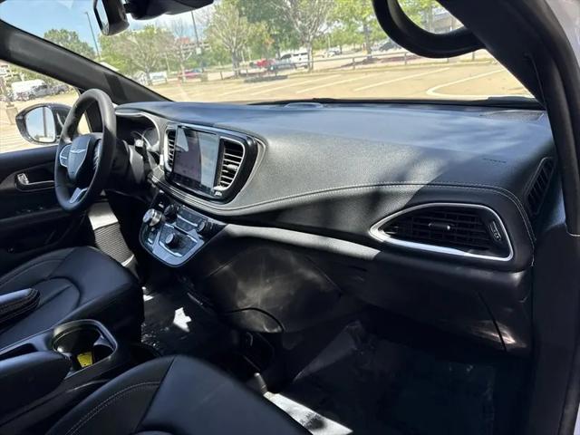 2025 Chrysler Pacifica Hybrid Select