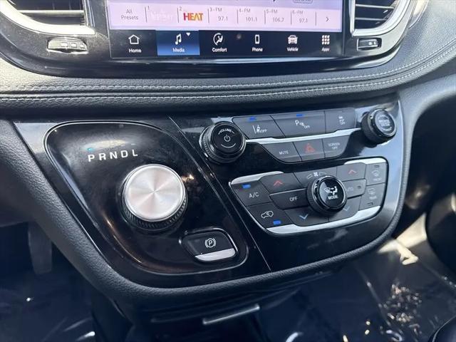 2025 Chrysler Pacifica Hybrid Select