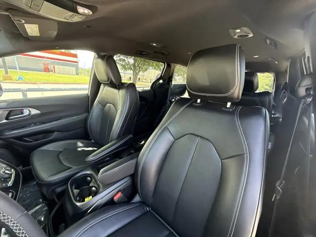 2025 Chrysler Pacifica Hybrid Select