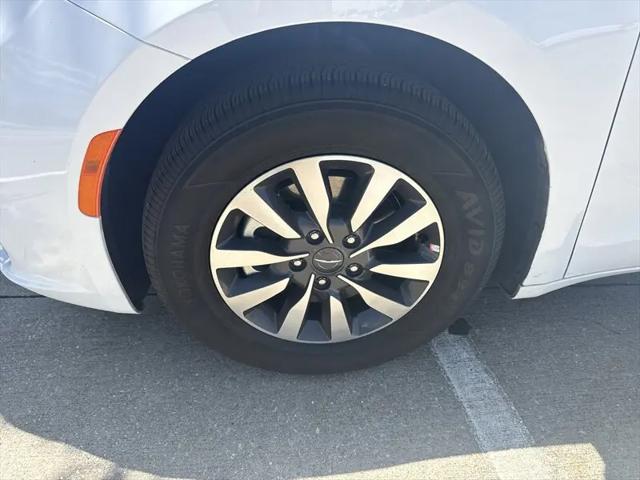 2025 Chrysler Pacifica Hybrid Select