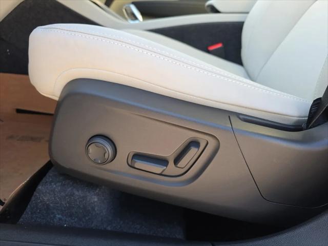 2026 Volvo XC40 Plus, B5 AWD Gas (mild hybrid), Dark