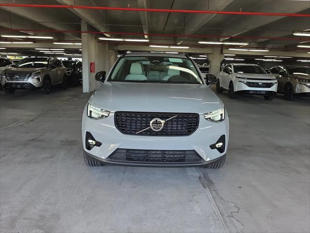 2026 Volvo XC40 Plus, B5 AWD Gas (mild hybrid), Dark
