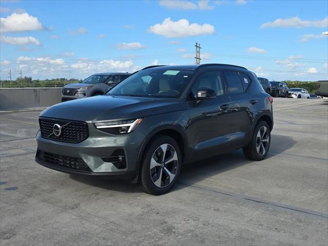2026 Volvo XC40 Plus, B5 AWD Gas (mild hybrid), Dark