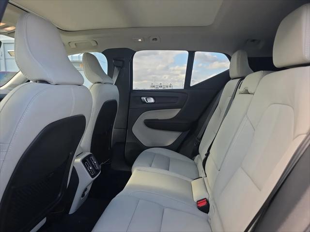 2026 Volvo XC40 Plus, B5 AWD Gas (mild hybrid), Dark