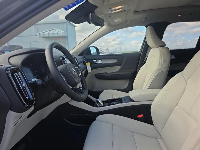2026 Volvo XC40 Plus, B5 AWD Gas (mild hybrid), Dark
