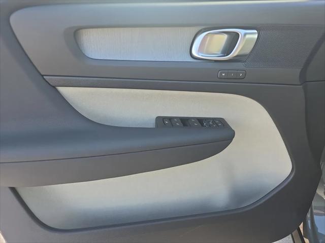 2026 Volvo XC40 Plus, B5 AWD Gas (mild hybrid), Dark