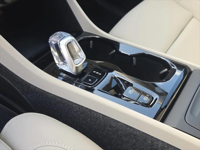 2026 Volvo XC40 Plus, B5 AWD Gas (mild hybrid), Dark