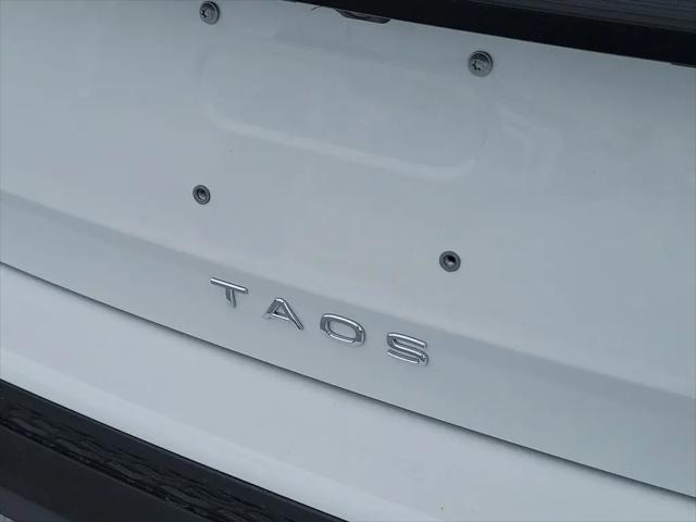 2026 Volkswagen Taos SE Black
