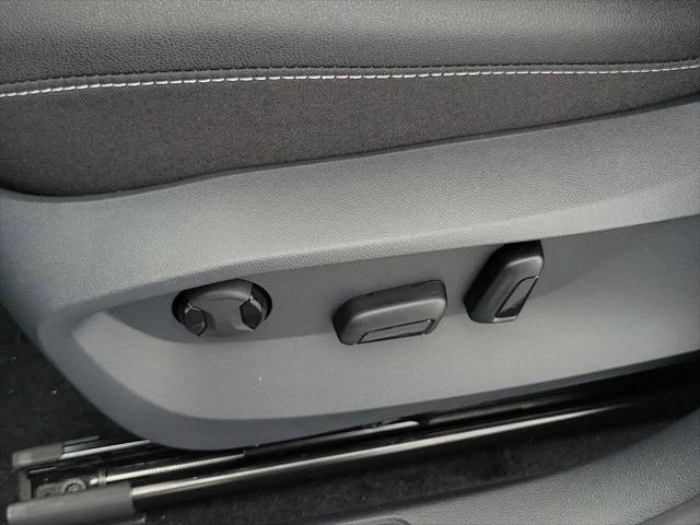 2026 Volkswagen Taos SE Black