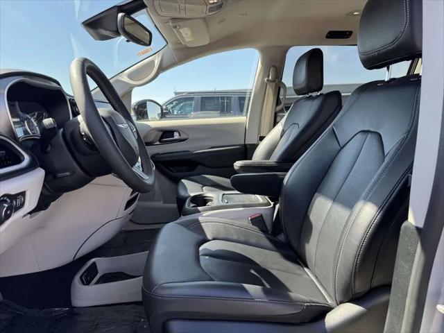 2024 Chrysler Pacifica Hybrid Select