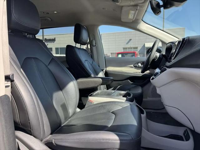 2024 Chrysler Pacifica Hybrid Select