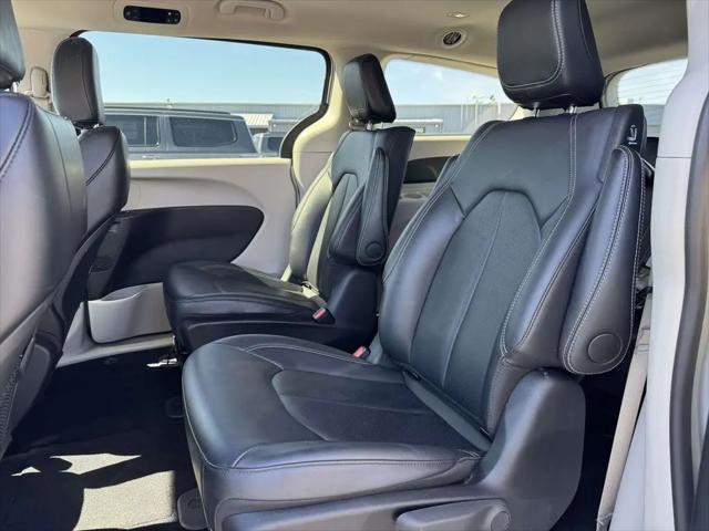 2024 Chrysler Pacifica Hybrid Select