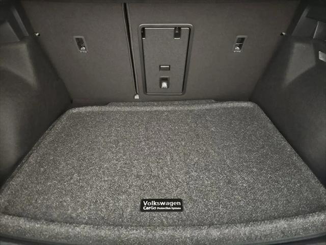 2026 Volkswagen Taos SE Black