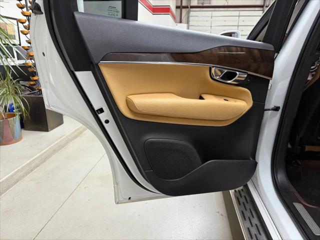 2016 Volvo XC90 T6 Momentum