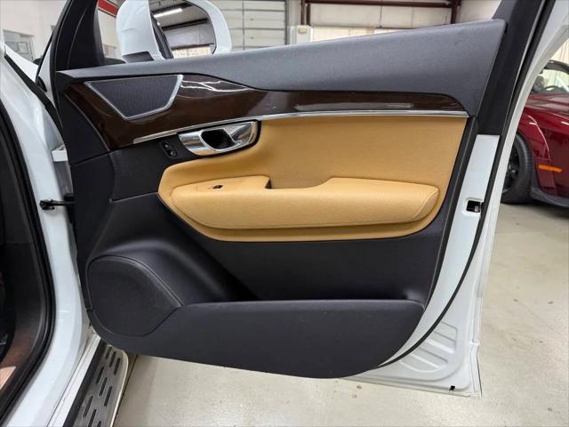 2016 Volvo XC90 T6 Momentum