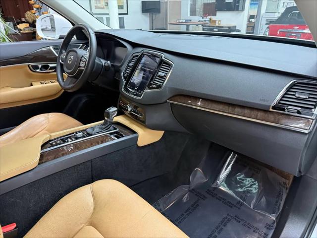 2016 Volvo XC90 T6 Momentum