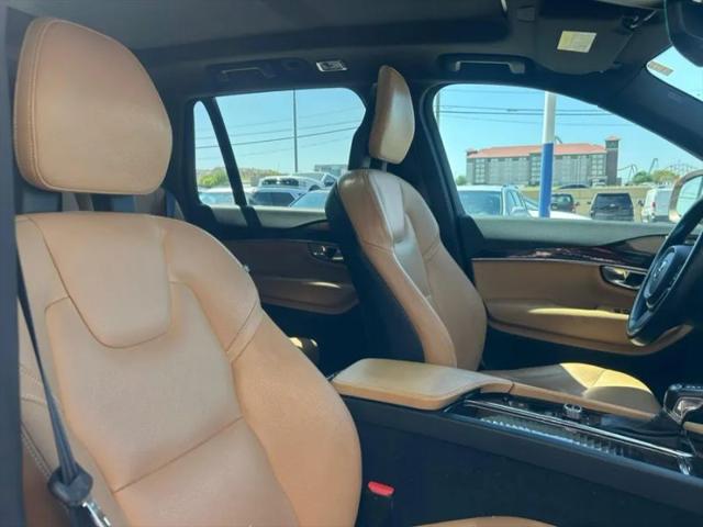 2016 Volvo XC90 T6 Momentum