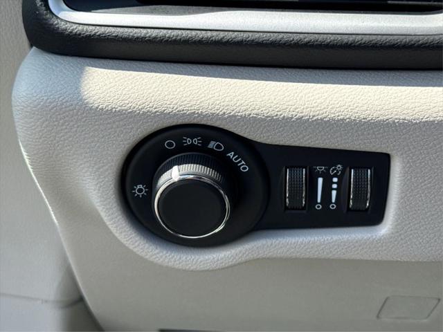 2024 Chrysler Voyager LX
