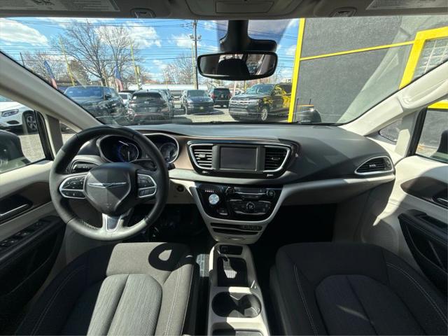 2024 Chrysler Voyager LX