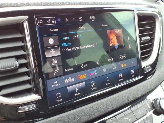 2025 Chrysler Pacifica Select