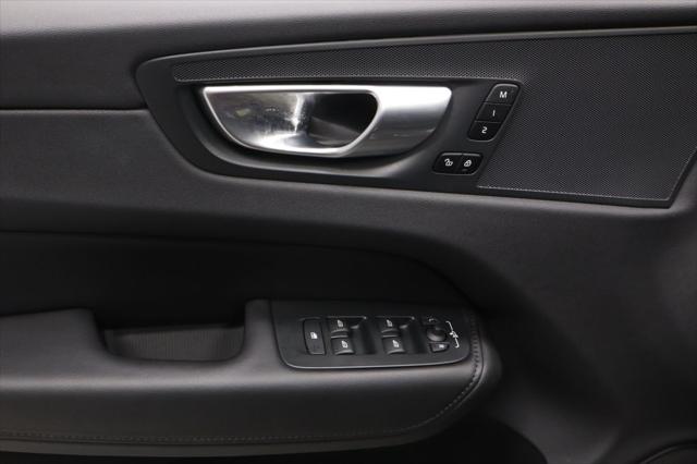 2024 Volvo XC60 Recharge T8 Core Dark Theme