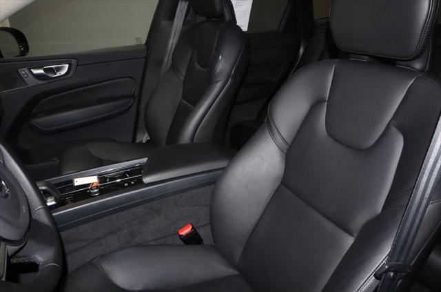 2024 Volvo XC60 Recharge T8 Core Dark Theme