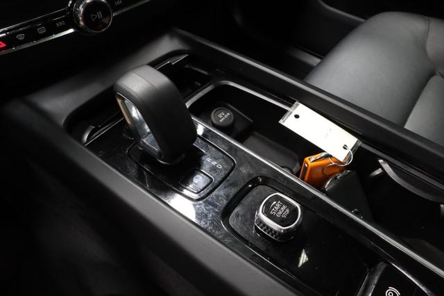 2024 Volvo XC60 Recharge T8 Core Dark Theme
