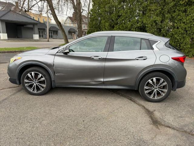 2017 INFINITI QX30 Premium