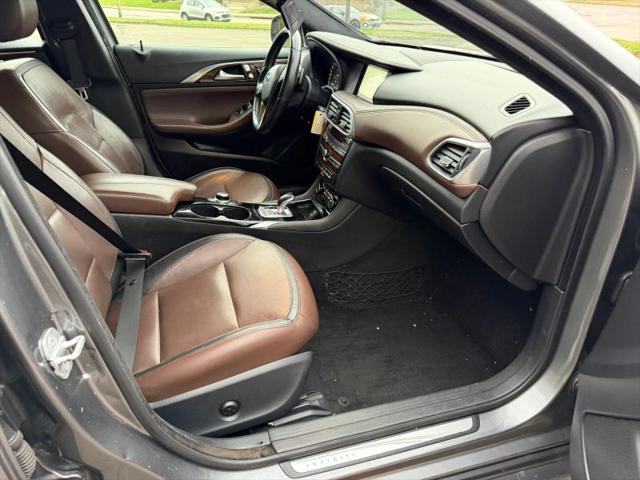 2017 INFINITI QX30 Premium