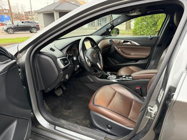 2017 INFINITI QX30 Premium