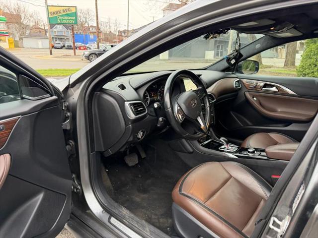 2017 INFINITI QX30 Premium