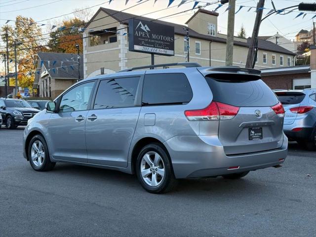 2013 Toyota Sienna LE V6 8 Passenger