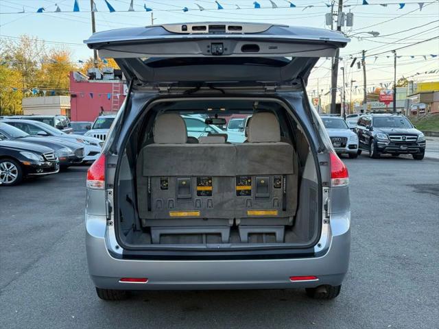 2013 Toyota Sienna LE V6 8 Passenger