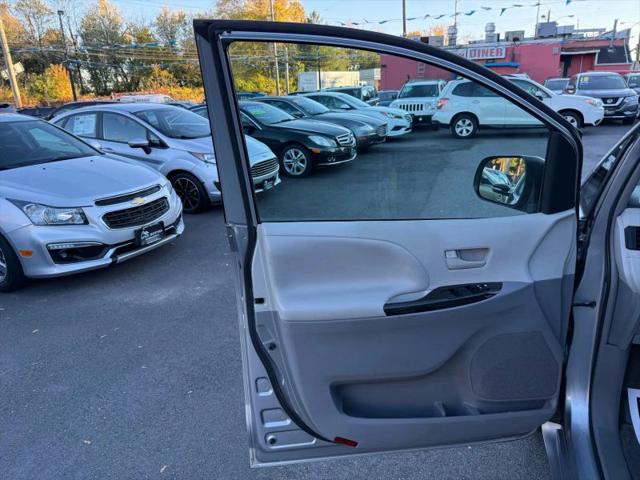 2013 Toyota Sienna LE V6 8 Passenger