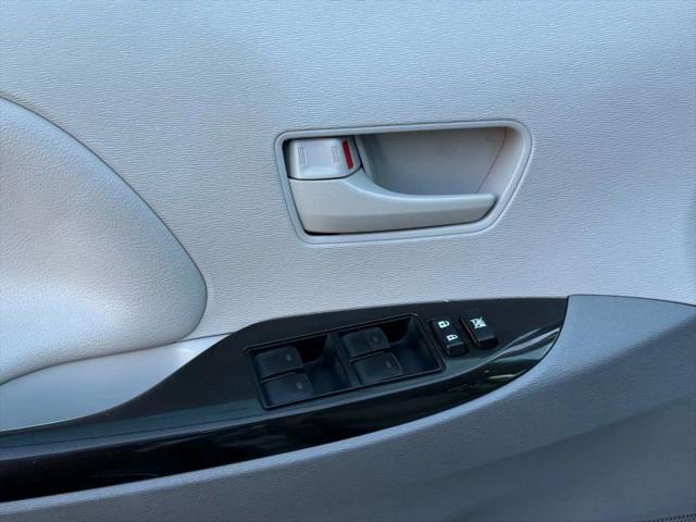 2013 Toyota Sienna LE V6 8 Passenger