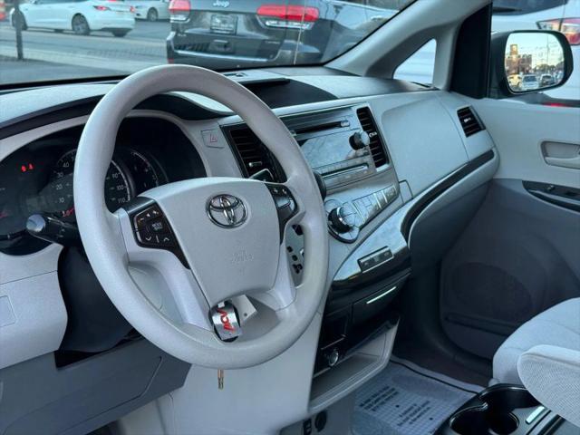 2013 Toyota Sienna LE V6 8 Passenger
