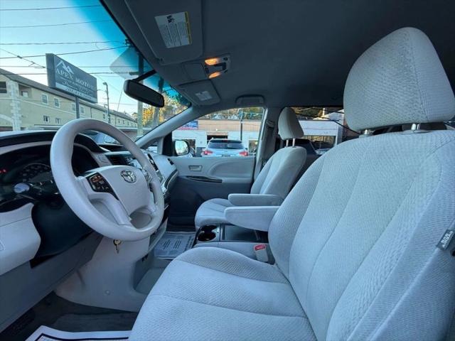 2013 Toyota Sienna LE V6 8 Passenger