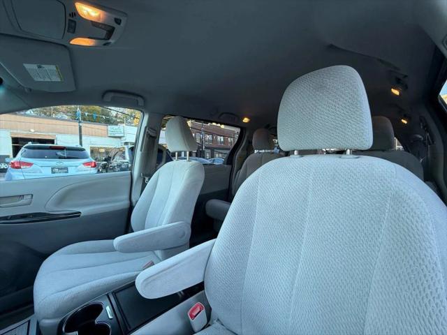 2013 Toyota Sienna LE V6 8 Passenger