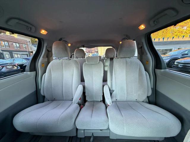 2013 Toyota Sienna LE V6 8 Passenger